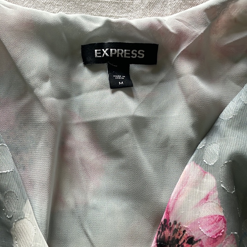 Express Floral Clip Dot Print V-Neck Smocked Cropped Top - Picture 5 of 9